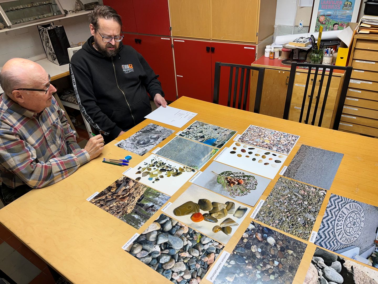 Tuomarit työnsä äärellä